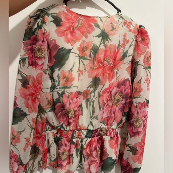 Floral v-neck smocked cuff size M blouse - Picture 4 of 6